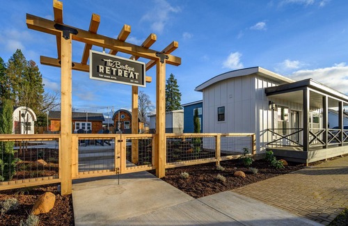 McMinnville Cabaña | Book the Farmhouse at The Boutique Retreat in historic downtown McMinnville.