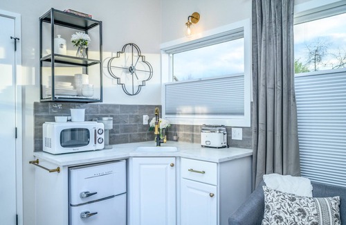 McMinnville Cabaña | Book the Glam Cottage at The Boutique Retreat in historic downtown McMinnville.