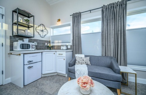 McMinnville Cabaña | Book the Glam Cottage at The Boutique Retreat in historic downtown McMinnville.