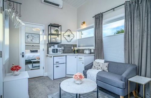 McMinnville Cabaña | Book the Glam Cottage at The Boutique Retreat in historic downtown McMinnville.