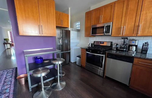 Woodlawn Apartamento | Book the Great Migration Guest House. Family-sized condo near the Green Line.