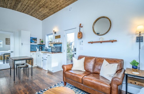 McMinnville Cabaña | Book the Ohana Bungalow at The Boutique Retreat in downtown McMinnville.