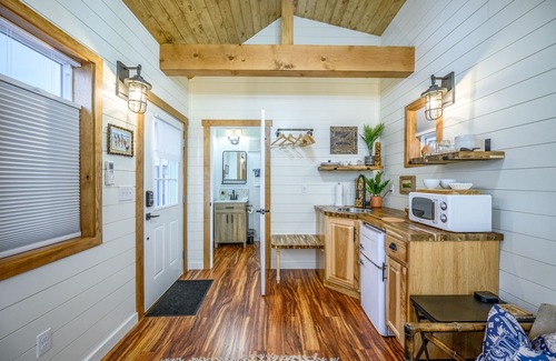 McMinnville Cabaña | Book the Surf Shack at The Boutique Retreat in historic downtown McMinnville.