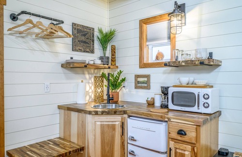 McMinnville Cabaña | Book the Surf Shack at The Boutique Retreat in historic downtown McMinnville.