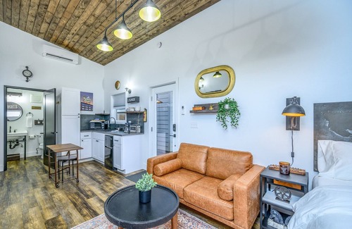 McMinnville Cabaña | Book the Urban Loft at The Boutique Retreat in historic downtown McMinnville.