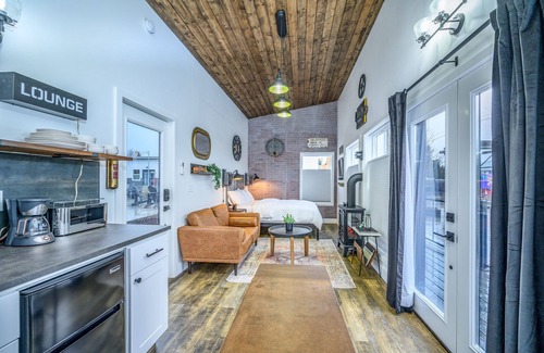 McMinnville Cabaña | Book the Urban Loft at The Boutique Retreat in historic downtown McMinnville.