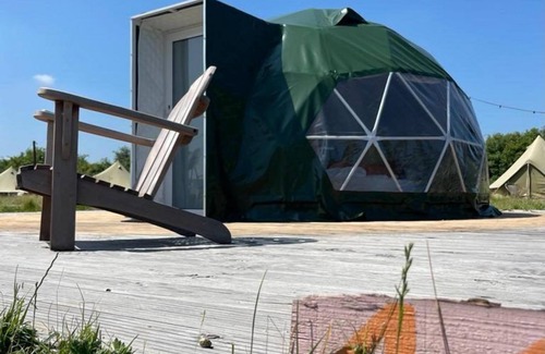 Zuid-Beijerland Casa | Book your own mini Dome on an island now! In the middle of nature.