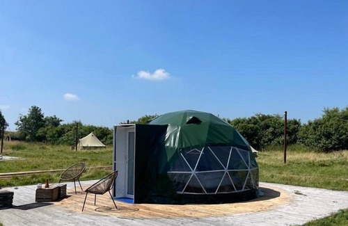 Zuid-Beijerland Casa | Book your own mini Dome on an island now! In the middle of nature.