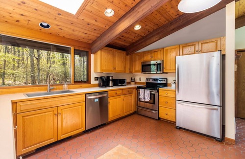 Wintergreen Cabina | Book your summer and Memorial Day. Home with New Hot Tub at Wintergreen Resort