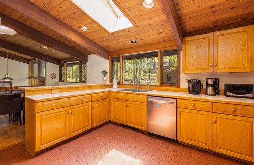 Wintergreen Cabina | Book your summer and Memorial Day. Home with New Hot Tub at Wintergreen Resort