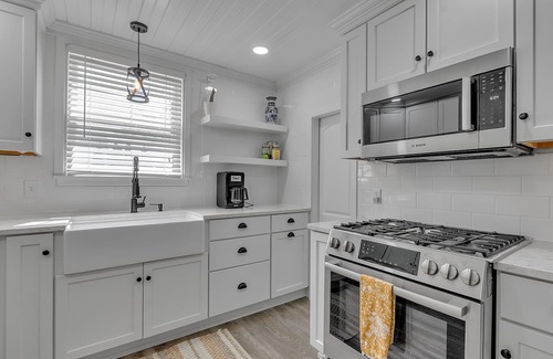 Lake Erie Beach Casa | ~Booking Year-Round~ 4B 2.5 BATH Updated Grandview Bay Home