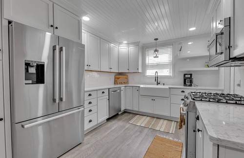 Lake Erie Beach Casa | ~Booking Year-Round~ 4B 2.5 BATH Updated Grandview Bay Home