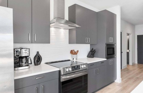 West End Condominio | Boots & Strings / 2 BR 2 BA condo / Stylish West End Gem / Pool / Gym / Parking