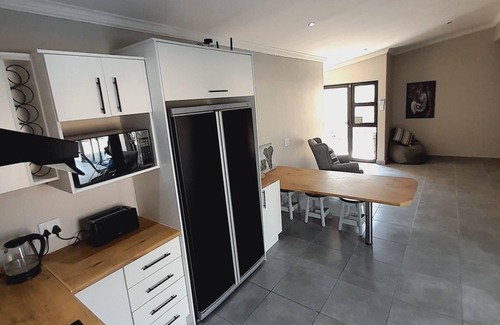 Marloth Park Cabina | Bordering Kruger National Park, this modern and spacious 3 bedroom lodge awaits