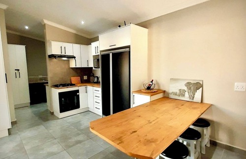 Marloth Park Cabina | Bordering Kruger National Park, this modern and spacious 3 bedroom lodge awaits
