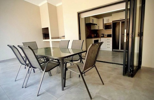 Marloth Park Cabina | Bordering Kruger National Park, this modern and spacious 3 bedroom lodge awaits