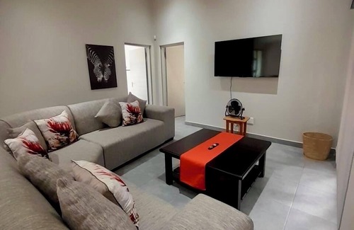Marloth Park Cabina | Bordering Kruger National Park, this modern and spacious 3 bedroom lodge awaits