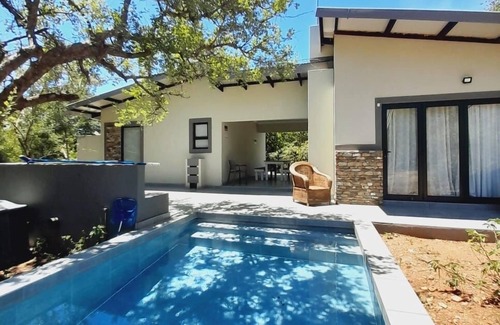 Marloth Park Chalet De Esquí | Bordering Kruger National Park awaits these luxurious and unique bedsits