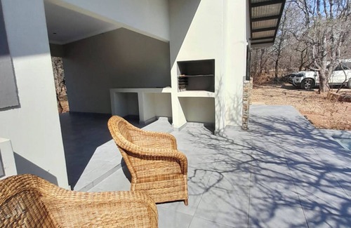 Marloth Park Chalet De Esquí | Bordering Kruger National Park awaits these luxurious and unique bedsits