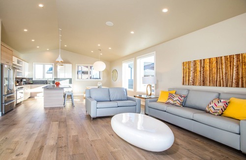 Bend Casa | Borders Bend's bike trails, 24-hr staff ~ concert shuttle ~ resort amenities~ 🐶