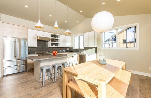 Bend Casa | Borders Bend's bike trails, 24-hr staff ~ concert shuttle ~ resort amenities~ 🐶