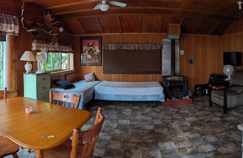 The Pas Cabina | Boreal Owl: A cozy 1-bedroom lakefront cabin at Clearwater Lake