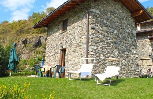 Colico Casa | Borgo Erbiola Mimosa Rustico Holiday Apartment with Pool