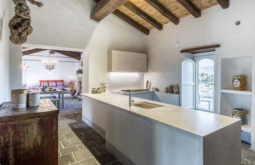 Rovittello Casa | Borgo Rovittello, casa tradicional siciliana inmersa en viñedos.