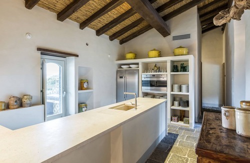 Rovittello Casa | Borgo Rovittello, casa tradicional siciliana inmersa en viñedos.