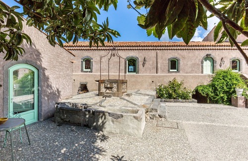 Rovittello Casa | Borgo Rovittello, casa tradicional siciliana inmersa en viñedos.