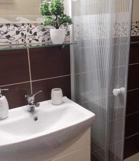 Tiszaug Apartamento | Borostyán Vendégház
