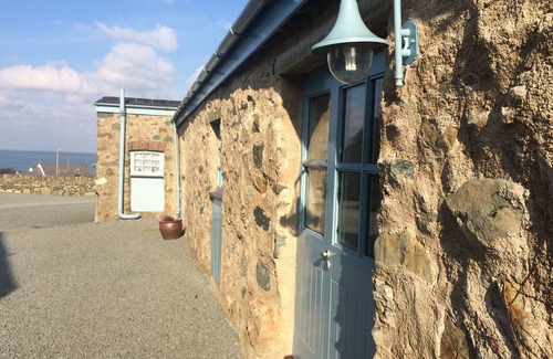Llanfaethlu Cabaña | Borthwen Bach - a dog that sleeps 2 guests in 1 bedroom