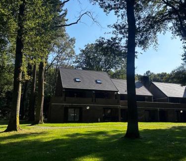 Houthalen Apartamento | Bos-Chalet bij Wijers Wandelroutes, Rust & Gezinsplezier Fijnspar 6 Hengelhoef