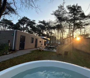 Municipality of Hellendoorn Chalet De Esquí | Bos chalet Hellendoorn met Hottub