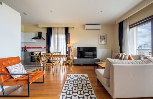 Galata Apartamento | Bosphorus View with 3 Large Bedrooms with WiFi, AC, Elevator