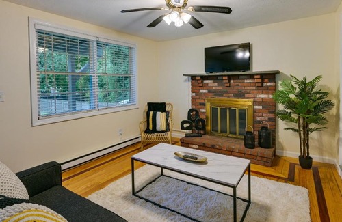 Fairmount Hill Apartamento | Boston Duplex with Foosball Table 11 Mi to Downtown
