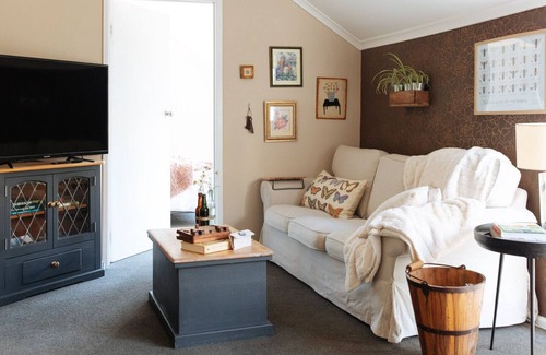 Mount Eliza Cabaña | Botanical hideaway|pool| beach box| campfire