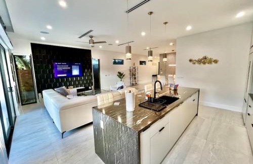 Victoria Park Casa | Botanical Oasis Home with 2 Pools