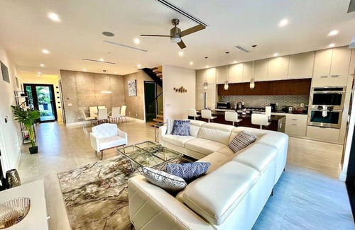 Victoria Park Casa | Botanical Oasis Home with 2 Pools