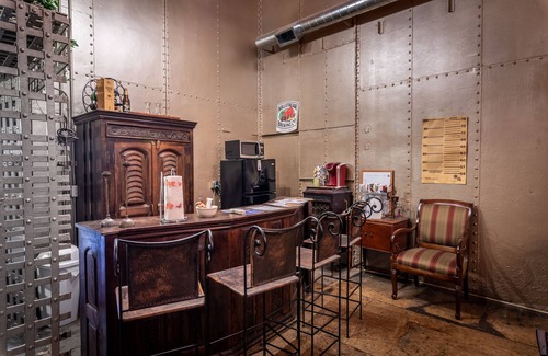 Elkader Casa | Botanical Suite at Elkader Jailhouse Inn