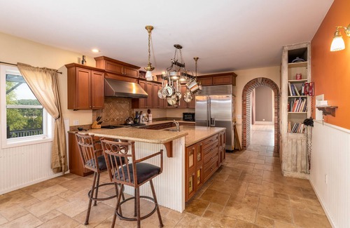 Elkader Casa | Botanical Suite at Elkader Jailhouse Inn
