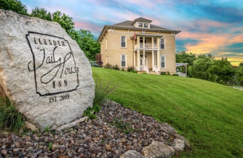 Elkader Casa | Botanical Suite at Elkader Jailhouse Inn