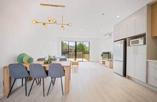 Botany Downs Casa | Botany Newly Built 3-Bedroom Sanctuary for Families Unit C