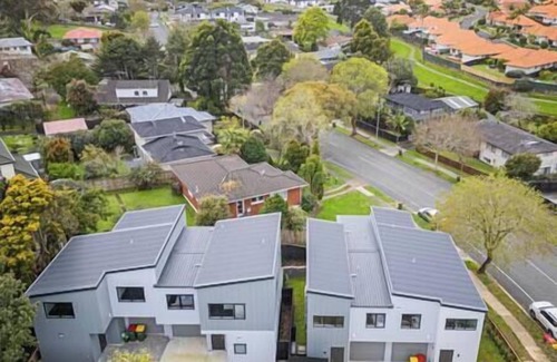 Botany Downs Casa | Botany Newly Built 3-Bedroom Sanctuary for Families Unit C