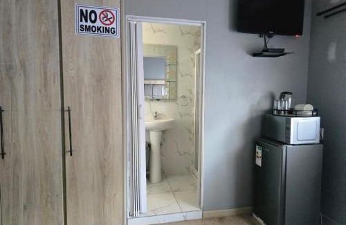Emfuleni Casa | Botshe Lodge in Vanderbiljpark