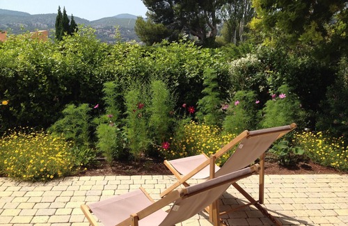 Cassis Villa | Parte inferior de villa independiente de 60m2, 2 dormitorios, amplia terraza y una pelota de golf
