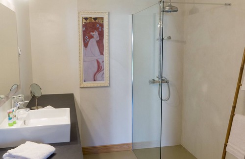 Saint-Maime-de-Pereyrol Cama Y Desayuno | Sala de buganvillas en Dordoña, con piscina y acceso independiente.