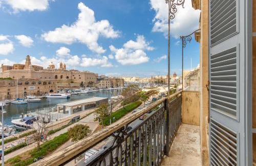 Cospicua Casa | Bougainvillea Breeze & Marina View - Happy Rentals