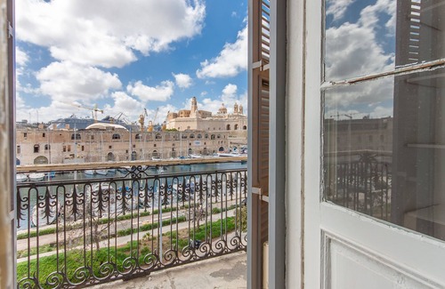 Cospicua Apartamento | Bougainvillea Breeze & Marina View
