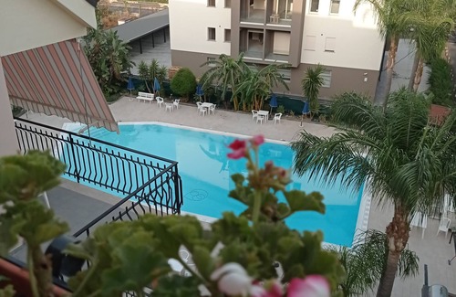 Calatabiano Apartamento | Bilo De Luxe 4 camas en residencia con piscina y cancha de tenis